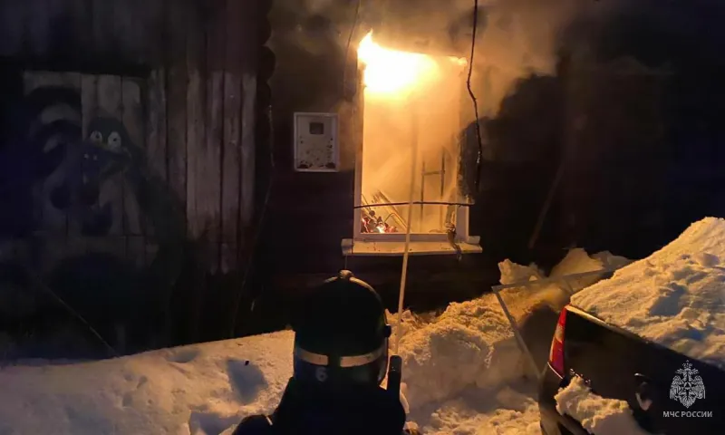 Крупный пожар произошел в частном секторе в Барнауле