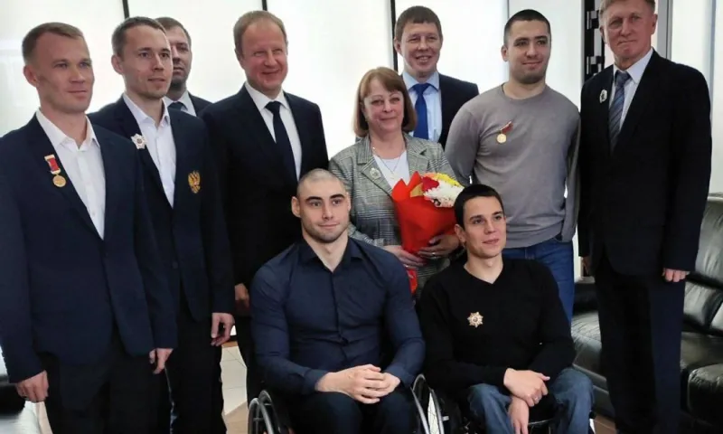 Виктор Томенко вручил почетные награды паралимпийцам из Алтайского края