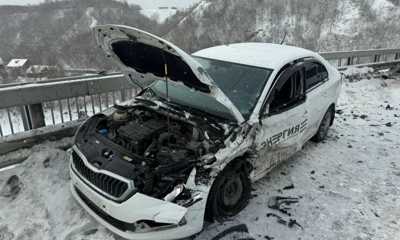 Жесткое столкновение автобуса и легковушки произошло на старом мосту в Барнауле