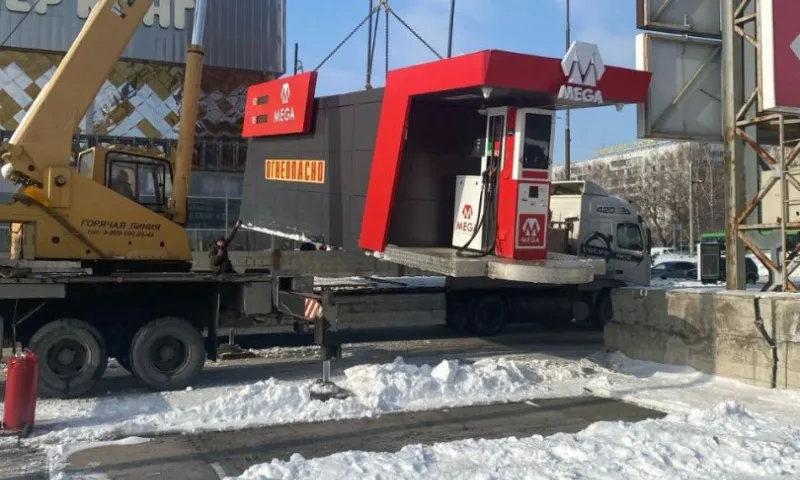 Опасную автозаправку демонтировали возле одного из торговых центров в Барнауле 
