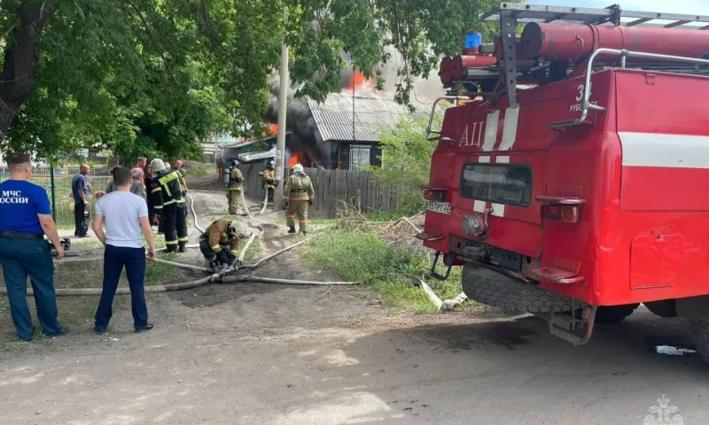 Два человека погибли при крупном пожаре в Рубцовске