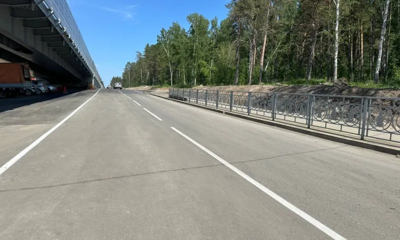 Новый съезд строящейся развязки на Змеиногорском тракте открыли в Барнауле