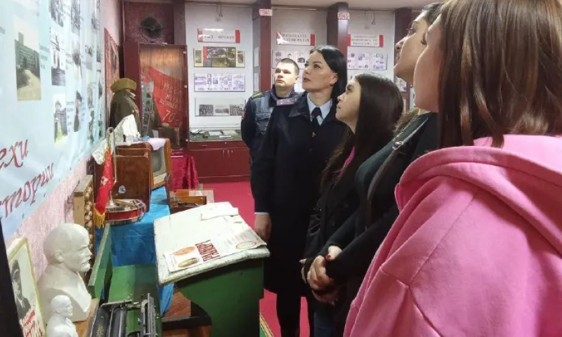 Студенты Тальменского технологического техникума вместе с транспортными полицейскими посетили выставку «Герои спецоперации»