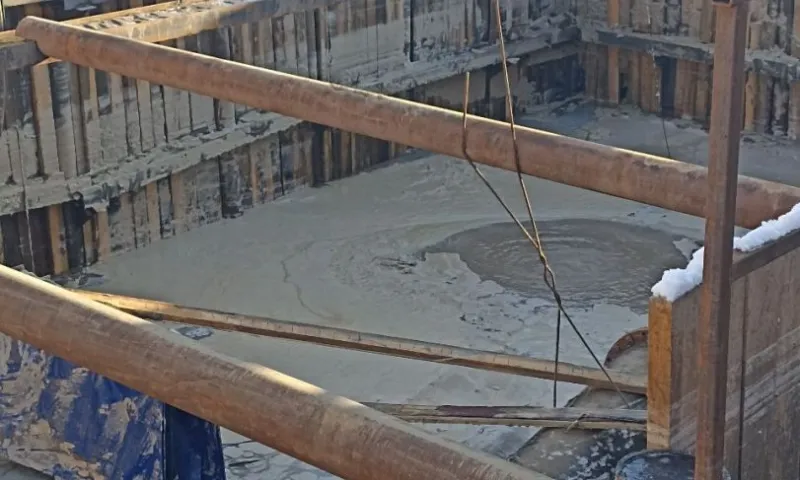На месте серьезной аварии на водопроводе в Барнауле начали ремонт