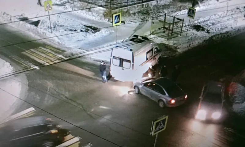 Бригада скорой помощи попала в ДТП по пути к пациенту в Бийске