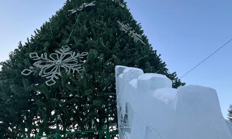 Новогодний городок готовят к открытию в Бийске