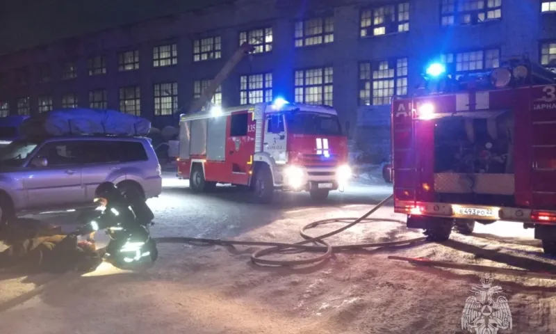 Два человека пострадали при пожаре в Барнауле