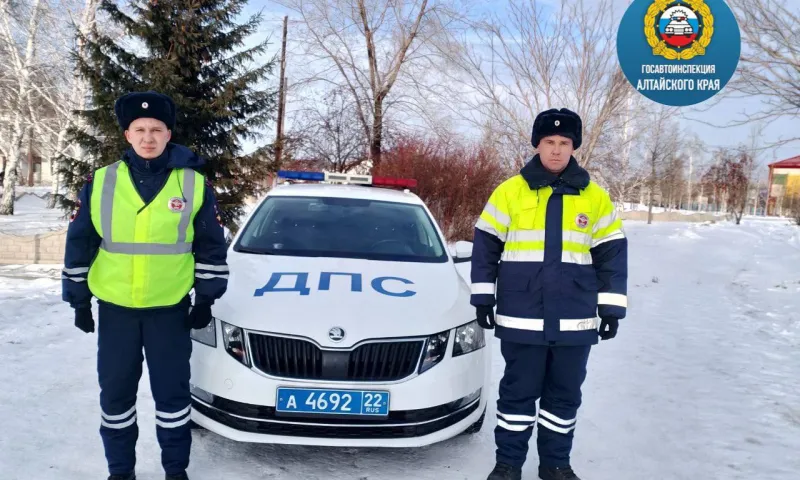 Замерзающую женщину спасли сотрудники ДПС в Алтайском крае