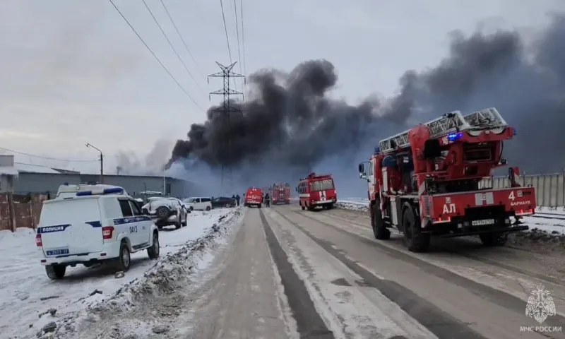Пожар в автосервисе тушат в Барнауле
