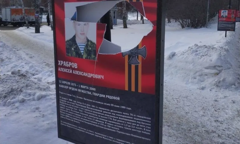 Уголовное дело по факту повреждения баннеров на Аллее памяти возбудили в Барнауле