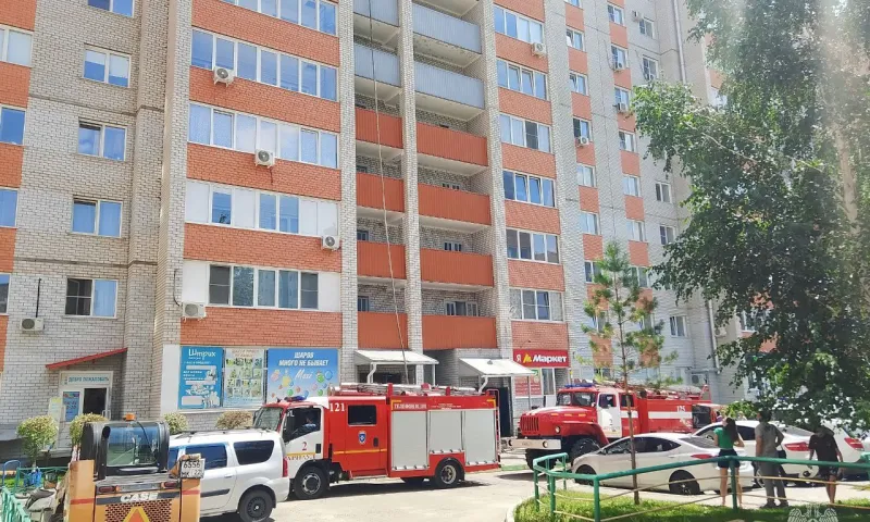 Троих детей спасли при пожаре в барнаульской многоэтажке