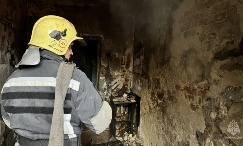 Жильцов трехэтажного дома спасли при пожаре в Барнауле