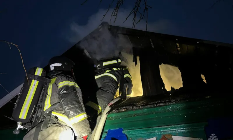 Кровля частного дома загорелась в Бийском районе 
