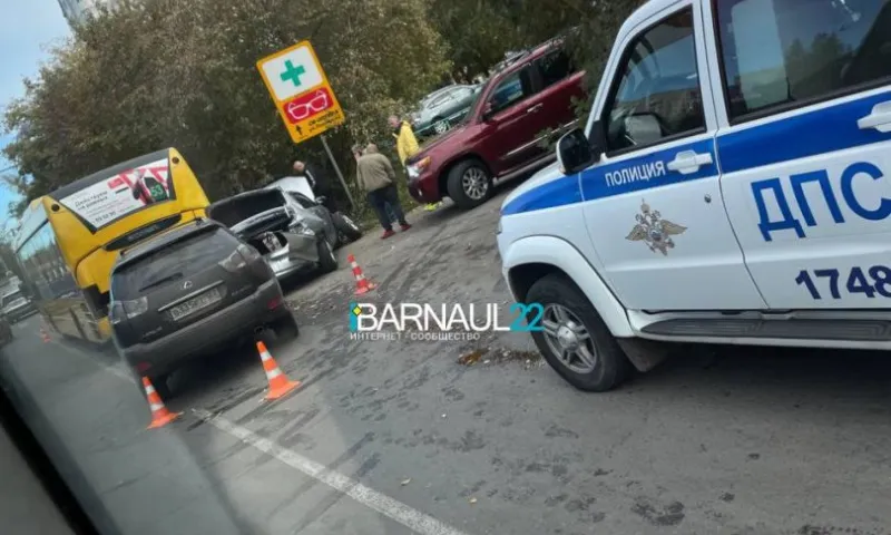 Пьяный водитель за рулем «Лексуса» столкнулся с автобусом в Барнауле
