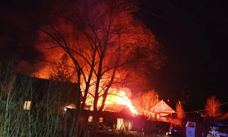 Крупный пожар потушили в Заринске