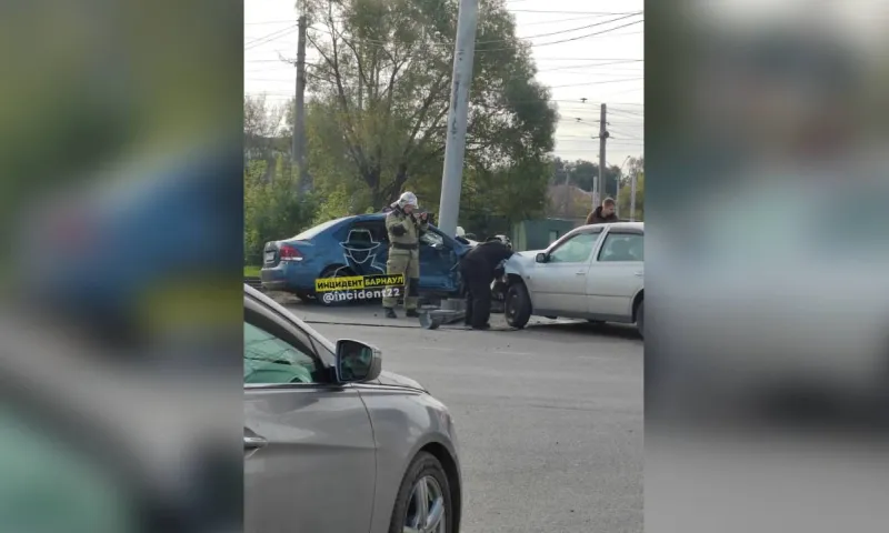 Автомобиль врезался в столб в Барнауле