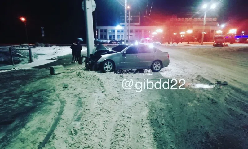 В Барнауле водитель врезался в столб на популярном месте для дрифта