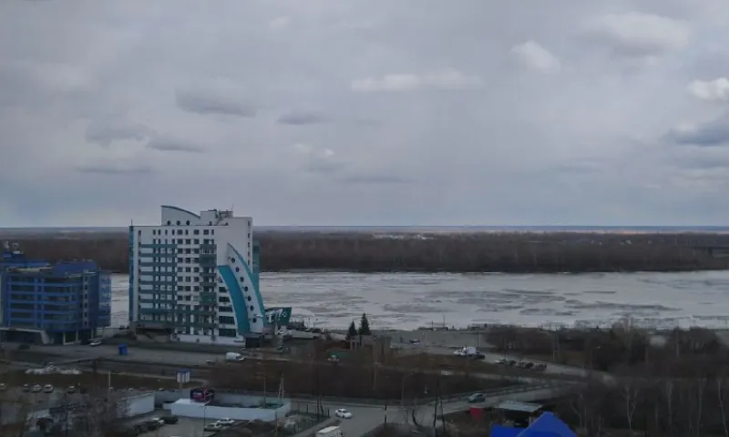 На Оби в районе Нового моста в Барнауле тронулся лед