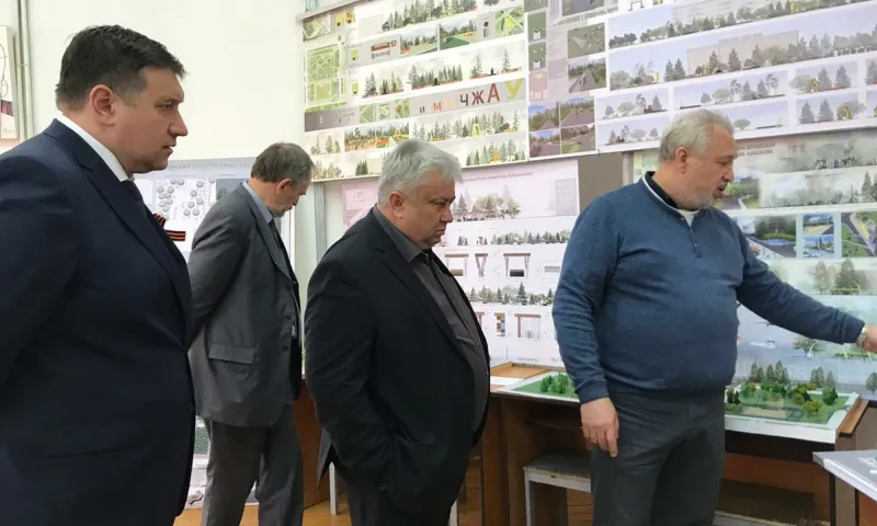 Министр транспорта Алтайского края оценил варианты благоустройства сквера у библиотеки имени Шишкова