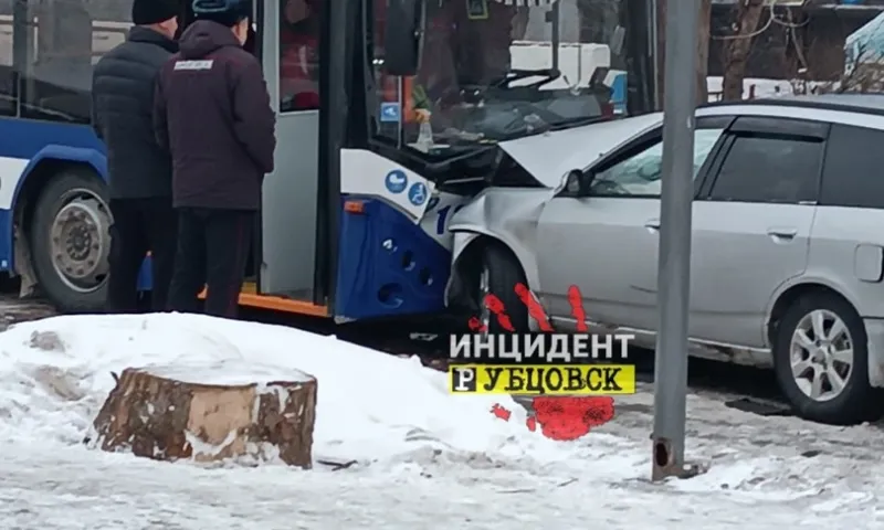 Две иномарки и троллейбус столкнулись в Рубцовске