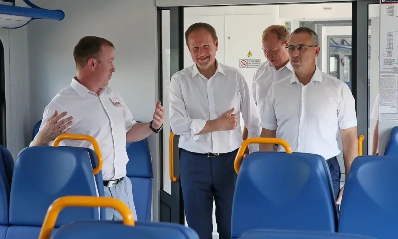 Губернатор Алтайского края Томенко осмотрел новый вагон электрички