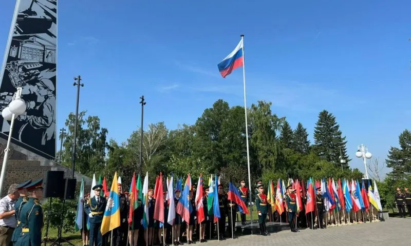 Флаг России подняли в Нагорном парке у стелы «Город трудовой доблести»