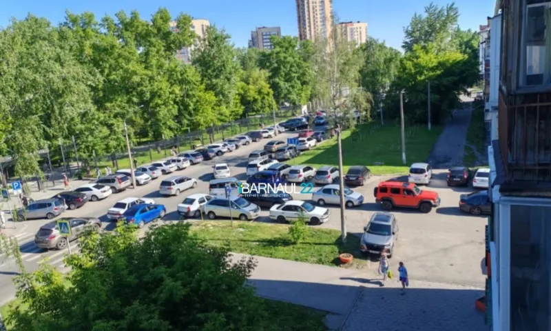 «Паркуются, где хотят»: проживающие возле парка «Изумрудный» барнаульцы жалуются на автомобилистов