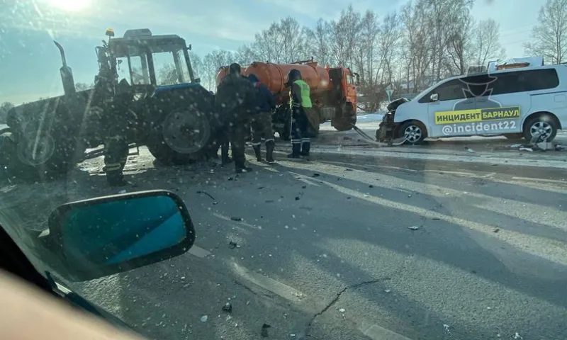На трассе Новосибирск – Барнаул трактор столкнулся с легковым автомобилем