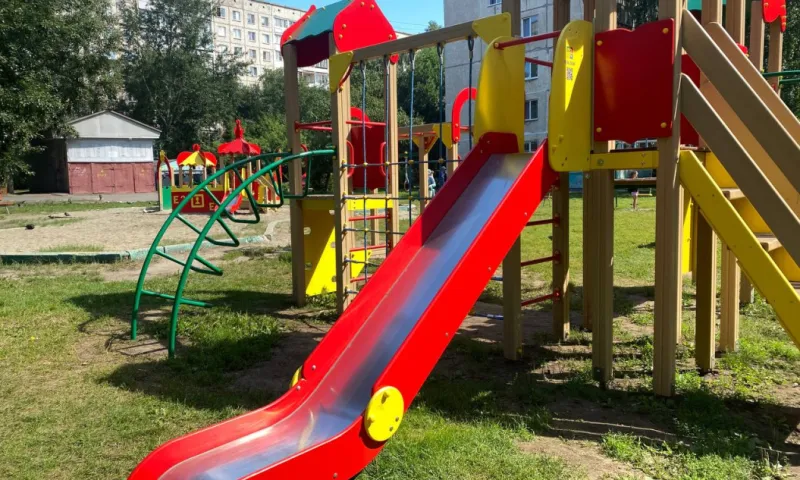Новые детские площадки появились в 19 дворах Барнаула