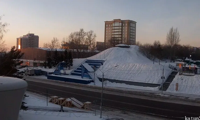 Веб-камеры К24: строительство новогоднего городка началось в Барнауле 