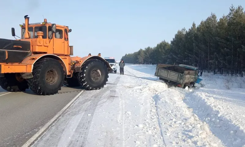Дорожники пришли на помощь водителю, избежавшему серьёзной аварии в Немецком национальном районе