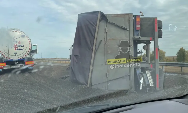 КамАЗ с семечками перевернулся на трассе в Алтайском крае