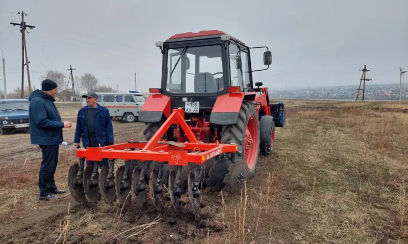 Противопожарную опашку территорий проводят в Барнауле