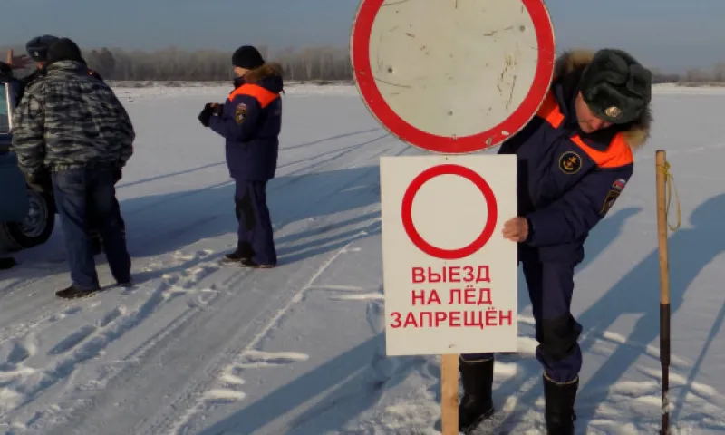 Самоуверенность на льду. В Алтайском крае три машины провалились под лед