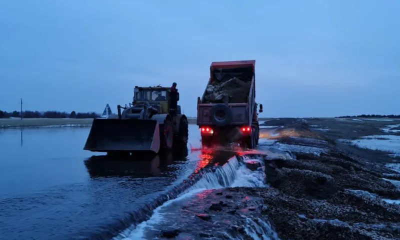 В Алтайском крае остаётся закрытой дорога из-за паводковых вод