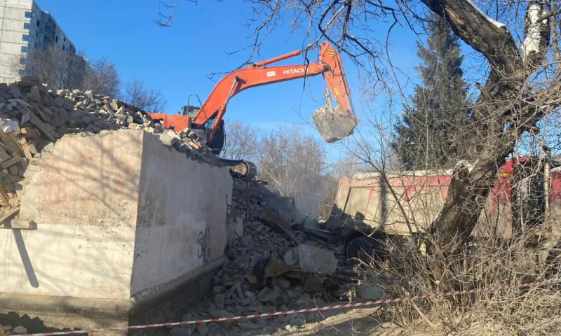 Аварийный дом на улице Кутузова начали сносить в Барнауле