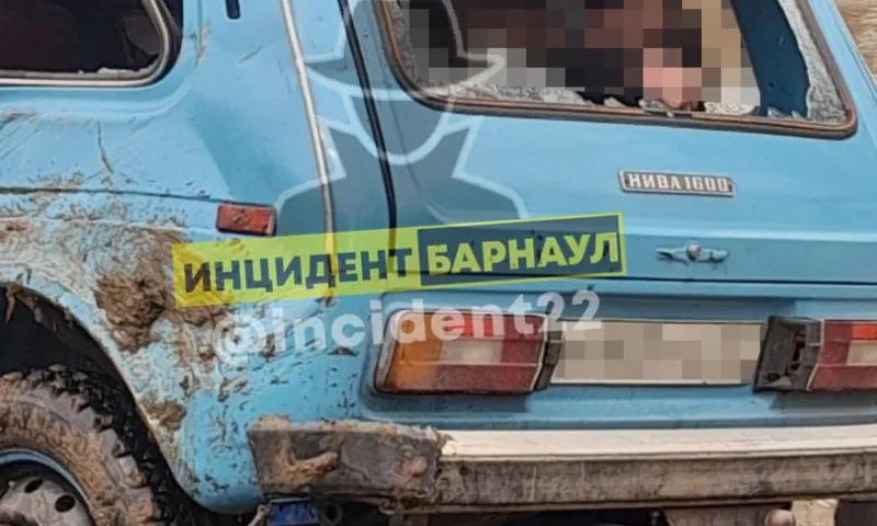 Автомобиль с людьми утонул в реке в Алтайском крае