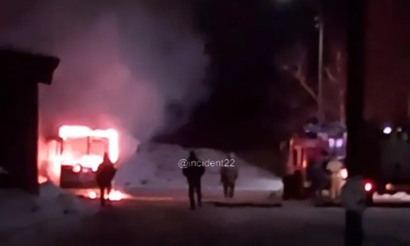 Автобус сгорел в Барнауле