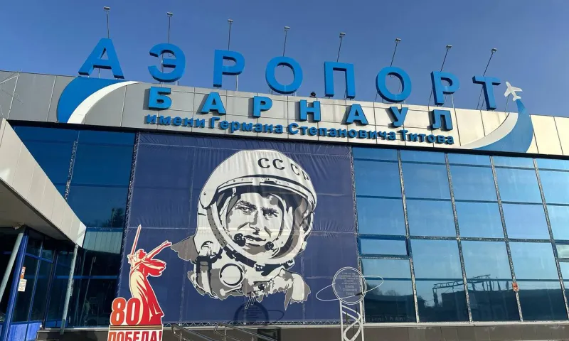 Аэропорт и вокзалы Алтайского края украшают ко Дню Победы
