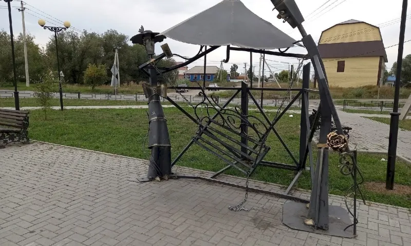 В Камне-на-Оби хулиганы сломали кованые качели