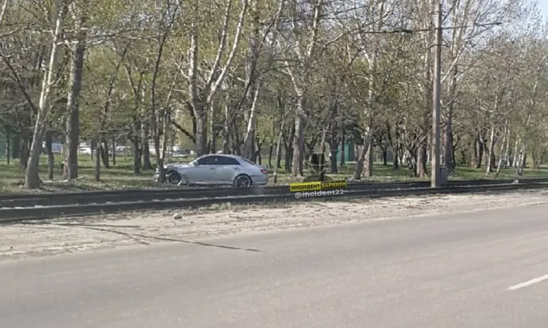 Автомобиль вылетел через трамвайные пути на деревья в Барнауле