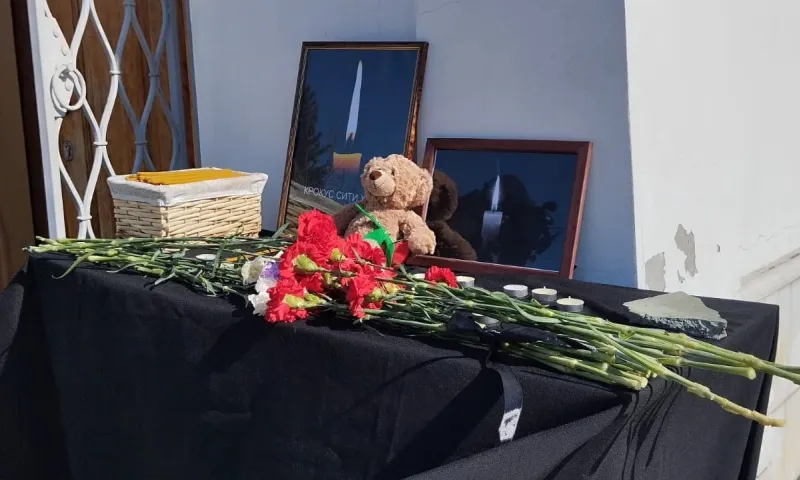 Жители Алтайского края несут цветы к стихийным мемориалам, чтобы почтить память погибших в теракте в Подмосковье