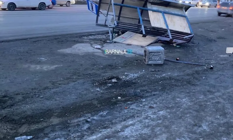 Автобусную остановку сдуло в Барнауле