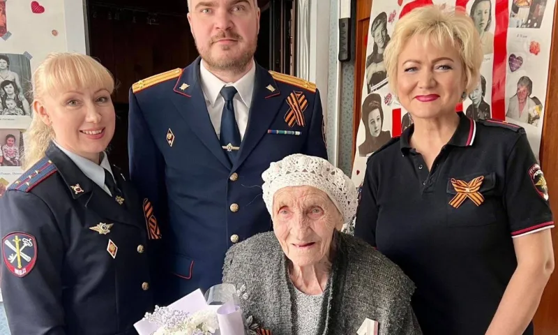 Полиция Алтайского края поздравила 95-летнюю труженицу тыла с Днем Победы