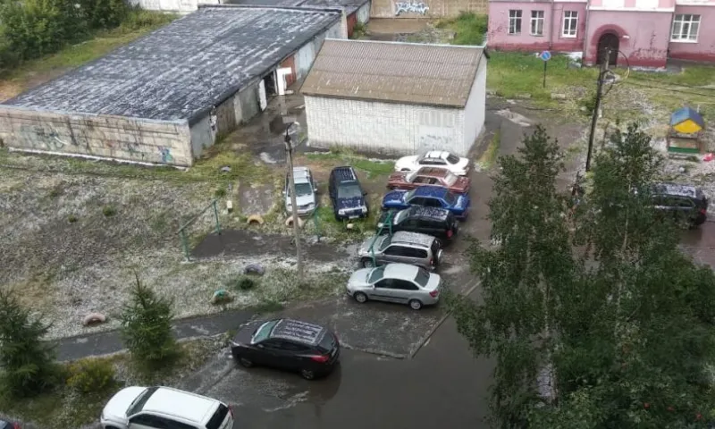 Сугробы из града: в Барнауле продолжает бушевать непогода