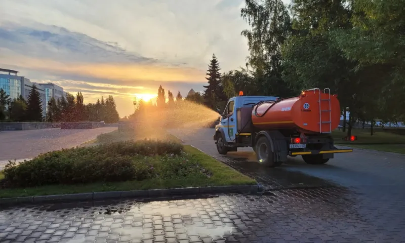Улицы Барнаула поливают водой для охлаждения асфальта
