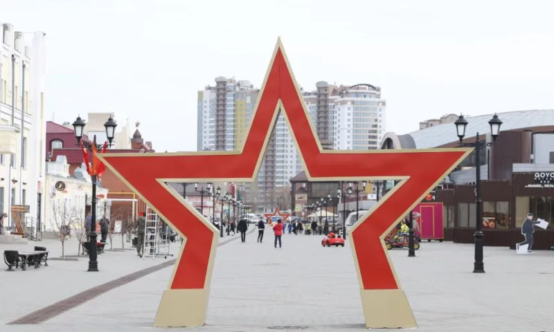 Улицу Мало-Тобольскую в Барнауле впервые украсили к майским праздникам