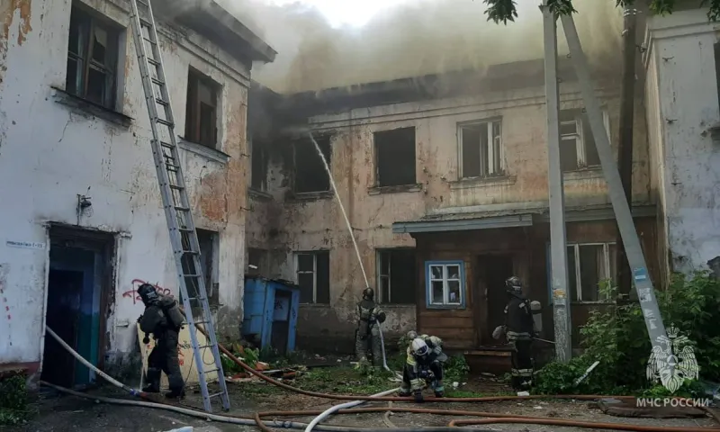Пожар произошел в аварийном доме в Барнауле