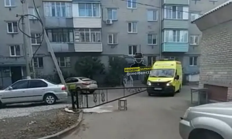 Скорая помощь не смогла проехать к дому из-за самодельного шлагбаума с табуретом в Барнауле