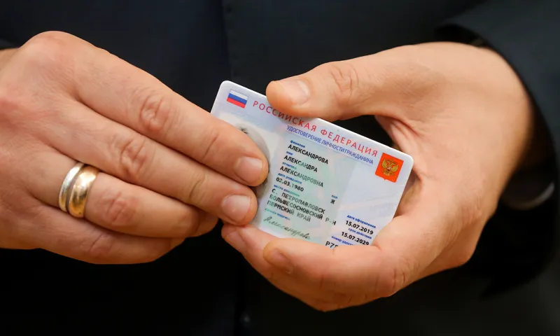 Стало известно, когда в России введут электронные паспорта